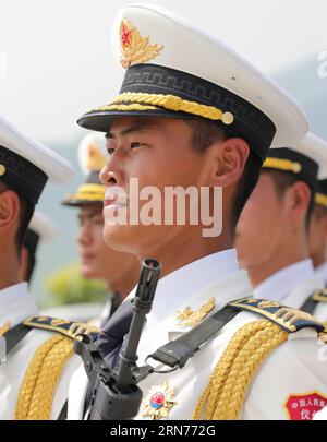 (150821) -- PEKING, 21. Aug. 2015 -- Foto vom 19. Aug. 2015 zeigt Soldaten, die an der Ausbildung für die Militärparade am 3. September auf der Trainingsbasis der Parade in Peking teilnehmen. Chinesische Soldaten und Militäroffiziere haben in den letzten drei Monaten bei der Vorbereitung auf die Show am 3. September im Gedenken an den 70. Jahrestag des Endes des Zweiten Weltkriegs geschwitzt. ) CHINA-V-DAY PARADE-VORBEREITUNG (CN) LixGang PUBLICATIONxNOTxINxCHN 150821 Peking 21. August 2015 Foto aufgenommen AM 19. August 2015 zeigt Soldaten, die an der Ausbildung für das Militär vom 3. September teilnehmen Stockfoto