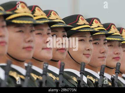 (150821) -- PEKING, 21. Aug. 2015 -- Foto vom 19. Aug. 2015 zeigt Soldaten, die an der Ausbildung für die Militärparade am 3. September auf der Trainingsbasis der Parade in Peking teilnehmen. Chinesische Soldaten und Militäroffiziere haben in den letzten drei Monaten bei der Vorbereitung auf die Show am 3. September im Gedenken an den 70. Jahrestag des Endes des Zweiten Weltkriegs geschwitzt. ) CHINA-V-DAY PARADE-VORBEREITUNG (CN) LixGang PUBLICATIONxNOTxINxCHN 150821 Peking 21. August 2015 Foto aufgenommen AM 19. August 2015 zeigt Soldaten, die an der Ausbildung für das Militär vom 3. September teilnehmen Stockfoto