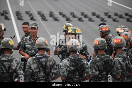 (150821) -- PEKING, 21. August 2015 -- Foto vom 28. Juli 2015 zeigt, wie Soldaten während der Ausbildung für die Militärparade am 3. September auf der Trainingsbasis der Parade in Peking miteinander kommunizieren. Chinesische Soldaten und Militäroffiziere haben in den letzten drei Monaten bei der Vorbereitung auf die Show am 3. September im Gedenken an den 70. Jahrestag des Endes des Zweiten Weltkriegs geschwitzt. ) CHINA-V-DAY PARADE-VORBEREITUNG (CN) TianxFeng PUBLICATIONxNOTxINxCHN 150821 Peking 21. August 2015 Foto aufgenommen AM 28 2015. Juli zeigt, dass Soldaten miteinander kommunizieren Stockfoto