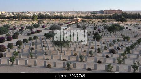 AKTUELLES ZEITGESCHEHEN Kriegsmuseum in El-ALAMEIN (150822) -- EL ALAMEIN, 22. August 2015 -- das Foto vom 18. August 2015 zeigt einen Blick auf den El Alamein war Cemetery, auf dem etwa 000 Soldaten aus Großbritannien, Neuseeland und Australien in der Stadt El Alamein, Provinz Matrouh, an der Nordküste Ägyptens begraben wurden. Die Schlacht von El Alamein, die vom 23. Oktober bis zum 4. November 1942 begann, war ein Wendepunkt während des Zweiten Weltkriegs, an dem die alliierten Truppen unter dem britischen Kommandeur Bernard Law Montgomery die deutsch-italienischen Streitkräfte der Achsenmächte unter der Führung von Desert Fox, dem deutschen General Erwin Rommel, besiegten. El Alamein Military Mu Stockfoto