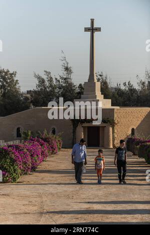 AKTUELLES ZEITGESCHEHEN Kriegsmuseum in El-ALAMEIN (150822) -- EL ALAMEIN, 22. August 2015 -- Besucher spazieren auf dem El Alamein war Cemetery, wo am 18. August 2015 etwa 000 Soldaten aus Großbritannien, Neuseeland und Australien in der Stadt El Alamein, Provinz Matrouh, Nordküste Ägyptens, begraben wurden. Die Schlacht von El Alamein, die vom 23. Oktober bis zum 4. November 1942 begann, war ein Wendepunkt während des Zweiten Weltkriegs, an dem die alliierten Truppen unter dem britischen Kommandeur Bernard Law Montgomery die deutsch-italienischen Streitkräfte der Achsenmächte unter der Führung von Desert Fox, dem deutschen General Erwin Rommel, besiegten. Das Militärmuseum El Alamein war geöffnet Stockfoto