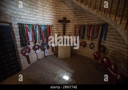 AKTUELLES ZEITGESCHEHEN Kriegsmuseum in El-ALAMEIN (150822) -- EL ALAMEIN, 22. August 2015 -- Ein Raum, der dem deutschen General Erwin Rommel gewidmet ist, ist auf dem deutschen Friedhof zu sehen, wo am 19. August 2015 in der Stadt El Alamein, Provinz Matrouh, an der Nordküste Ägyptens, etwa 4.200 deutsche Soldaten beigesetzt wurden. Die Schlacht von El Alamein, die vom 23. Oktober bis zum 4. November 1942 begann, war ein Wendepunkt während des Zweiten Weltkriegs, an dem die alliierten Truppen unter dem britischen Kommandeur Bernard Law Montgomery die deutsch-italienischen Streitkräfte der Achsenmächte unter der Führung von Desert Fox, dem deutschen General Erwin Rommel, besiegten. Das Militärmuseum El Alamein war für Sie geöffnet Stockfoto