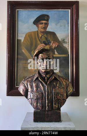 AKTUELLES ZEITGESCHEHEN Kriegsmuseum in El-ALAMEIN (150822) -- EL ALAMEIN, 22. August 2015 -- Eine Statue und ein Porträt des britischen Kommandanten Bernard Law Montgomery ist am 18. August 2015 im El Alamein Militärmuseum in der Stadt El Alamein in der Provinz Matrouh an der Nordküste Ägyptens ausgestellt. Die Schlacht von El Alamein, die vom 23. Oktober bis zum 4. November 1942 begann, war ein Wendepunkt während des Zweiten Weltkriegs, an dem die alliierten Truppen unter dem britischen Kommandeur Bernard Law Montgomery die deutsch-italienischen Streitkräfte der Achsenmächte unter der Führung von Desert Fox, dem deutschen General Erwin Rommel, besiegten. Das Militärmuseum El Alamein war für Besucher geöffnet Stockfoto