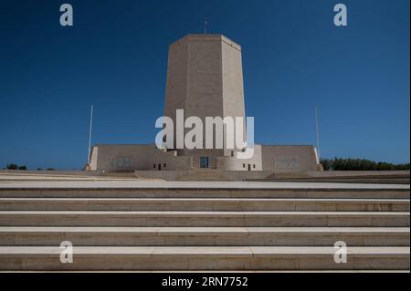 AKTUELLES ZEITGESCHEHEN Kriegsmuseum in El-ALAMEIN (150822) -- EL ALAMEIN, 22. Aug. 2015 -- Foto aufgenommen am 19. Aug. 2015 zeigt einen Ausblick auf das italienische El Alamein-Denkmal, das Kästen von 4.800 italienischen Soldaten in der Stadt El Alamein, Provinz Matrouh, Nordküste Ägyptens, enthält. Die Schlacht von El Alamein, die vom 23. Oktober bis zum 4. November 1942 begann, war ein Wendepunkt während des Zweiten Weltkriegs, an dem die alliierten Truppen unter dem britischen Kommandeur Bernard Law Montgomery die deutsch-italienischen Streitkräfte der Achsenmächte unter der Führung von Desert Fox, dem deutschen General Erwin Rommel, besiegten. Das Militärmuseum El Alamein war für V geöffnet Stockfoto