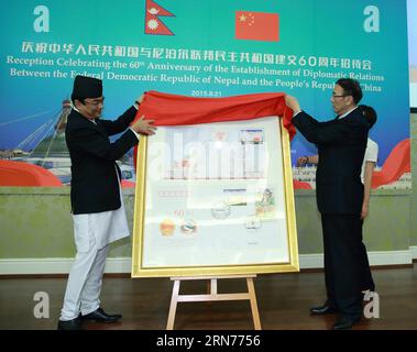 (150821) -- PEKING, 21. August 2015 -- Qiangba Puncog (R, Front), stellvertretender Vorsitzender des Ständigen Ausschusses des Nationalen Volkskongresses Chinas (NPC), Mahesh Kumar Maskey, Botschafter Nepals in China, enthüllt Gedenkhüllen anlässlich des 60. Jahrestages der Aufnahme diplomatischer Beziehungen zwischen China und Nepal in Peking, der Hauptstadt Chinas, am 21. August 2015. )(mcg) CHINA-NEPAL-QIANGBA PUNCOG-DIPLOMATENBEZIEHUNGEN-60. JAHRESTAG (CN) DingxHaitao PUBLICATIONxNOTxINxCHN 150821 Peking 21. August 2015 Qiangba Puncog r Front Vizepräsident des Thing Committee von China S National C Stockfoto