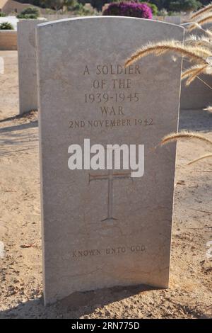 AKTUELLES ZEITGESCHEHEN Kriegsmuseum in El-ALAMEIN (150822) -- EL ALAMEIN, 22. August 2015 -- auf dem El Alamein war Cemetery wurden am 18. August 2015 etwa 000 Soldaten aus Großbritannien, Neuseeland und Australien in der Stadt El Alamein, Provinz Matrouh, an der Nordküste Ägyptens, begraben. Die Schlacht von El Alamein, die vom 23. Oktober bis zum 4. November 1942 begann, war ein Wendepunkt während des Zweiten Weltkriegs, an dem die alliierten Truppen unter dem britischen Kommandeur Bernard Law Montgomery die deutsch-italienischen Streitkräfte der Achsenmächte unter der Führung von Desert Fox, dem deutschen General Erwin Rommel, besiegten. El Alam Stockfoto