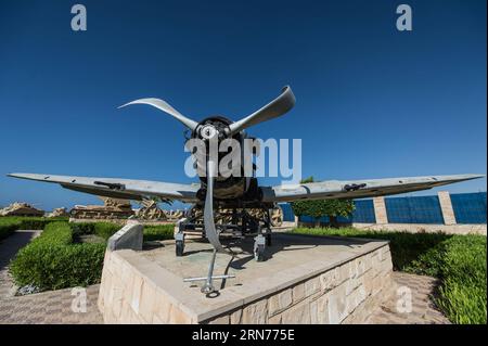 AKTUELLES ZEITGESCHEHEN Kriegsmuseum in El-ALAMEIN (150822) -- EL ALAMEIN, 22. August 2015 -- Ein britisches Flugzeug Spitfire wird am 18. August 2015 im El Alamein Militärmuseum in El Alamein, Provinz Matrouh, an der Nordküste Ägyptens, ausgestellt. Die Schlacht von El Alamein, die vom 23. Oktober bis zum 4. November 1942 begann, war ein Wendepunkt während des Zweiten Weltkriegs, an dem die alliierten Truppen unter dem britischen Kommandeur Bernard Law Montgomery die deutsch-italienischen Streitkräfte der Achsenmächte unter der Führung von Desert Fox, dem deutschen General Erwin Rommel, besiegten. Das El Alamein Military Museum war mit seinen drei wichtigsten Briten, dem Deutschen und dem Deutschen, für Besucher geöffnet Stockfoto