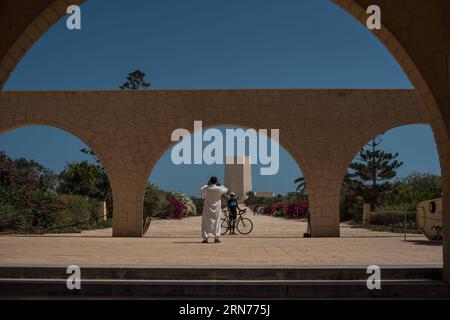 (150822) -- EL ALAMEIN, 22. August 2015 -- Ein Mann fotografiert einen Besucher am Eingang des italienischen El Alamein Memorial, das Kästen von 4.800 italienischen Soldaten in der Stadt El Alamein, Provinz Matrouh, Nordküste Ägyptens, am 19. August 2015 enthält. Die Schlacht von El Alamein, die vom 23. Oktober bis zum 4. November 1942 begann, war ein Wendepunkt während des Zweiten Weltkriegs, an dem die alliierten Truppen unter dem britischen Kommandeur Bernard Law Montgomery die deutsch-italienischen Streitkräfte der Achsenmächte unter der Führung von Desert Fox, dem deutschen General Erwin Rommel, besiegten. Das Militärmuseum El Alamein war mit seinen drei Hauptgebäuden für Besucher geöffnet Stockfoto