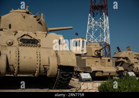 AKTUELLES ZEITGESCHEHEN Kriegsmuseum in El-ALAMEIN (150822) -- EL ALAMEIN, 22. August 2015 -- Panzer werden am 18. August 2015 im El Alamein Militärmuseum in der Stadt El Alamein, Provinz Matrouh, an der Nordküste Ägyptens, ausgestellt. Die Schlacht von El Alamein, die vom 23. Oktober bis zum 4. November 1942 begann, war ein Wendepunkt während des Zweiten Weltkriegs, an dem die alliierten Truppen unter dem britischen Kommandeur Bernard Law Montgomery die deutsch-italienischen Streitkräfte der Achsenmächte unter der Führung von Desert Fox, dem deutschen General Erwin Rommel, besiegten. Das El Alamein Military Museum war mit seinen drei großen britischen, deutschen und italienischen Hallen für Besucher geöffnet Stockfoto