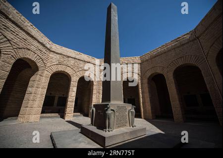 (150822) -- EL ALAMEIN, 22. August 2015 -- ein Obelisk ist auf dem deutschen Friedhof zu sehen, auf dem am 19. August 2015 in der Stadt El Alamein, Provinz Matrouh, an der Nordküste Ägyptens, etwa 4.200 deutsche Soldaten beigesetzt wurden. Die Schlacht von El Alamein, die vom 23. Oktober bis zum 4. November 1942 begann, war ein Wendepunkt während des Zweiten Weltkriegs, an dem die alliierten Truppen unter dem britischen Kommandeur Bernard Law Montgomery die deutsch-italienischen Streitkräfte der Achsenmächte unter der Führung von Desert Fox, dem deutschen General Erwin Rommel, besiegten. Das El Alamein Military Museum war für Besucher geöffnet, mit seinen drei wichtigsten britischen, deutschen und italienischen Hallen, die Reste von r Stockfoto