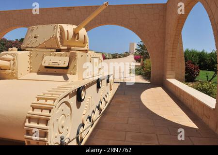 AKTUELLES ZEITGESCHEHEN Kriegsmuseum in El-ALAMEIN (150822) -- EL ALAMEIN, 22. Aug. 2015 -- am Eingang des italienischen El Alamein Memorial ist am 19. August 2015 Ein Panzer ausgestellt, der Kästen der Überreste von 4.800 italienischen Soldaten in El Alamein, Provinz Matrouh, Nordküste Ägyptens, enthält. Die Schlacht von El Alamein, die vom 23. Oktober bis zum 4. November 1942 begann, war ein Wendepunkt während des Zweiten Weltkriegs, an dem die alliierten Truppen unter dem britischen Kommandeur Bernard Law Montgomery die deutsch-italienischen Streitkräfte der Achsenmächte unter der Führung von Desert Fox, dem deutschen General Erwin Rommel, besiegten. Das El Alamein Military Museum war in Betrieb Stockfoto