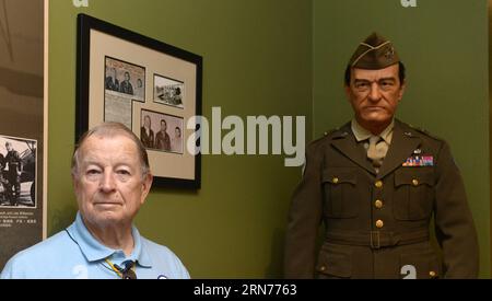(150821) -- MONROE, 21. August 2015 -- der Veteran der Flying Tigers J.V. Vinyard steht vor einem Wachs des Kommandeurs der Flying Tigers, Lieutenant General Claire Lee Chennault, im Chennault Aviation and Military Museum in Monroe, Louisiana, USA, 16. Juli 2015. Das Museum ist das einzige Museum in den USA, das Chennaults Heldentaten und der Geschichte der Flying Tigers gewidmet ist, dem Spitznamen der American Volunteer Group, dem Luftkorps, das zusammen mit den Chinesen gegen die japanische Aggression während des Zweiten Weltkriegs kämpfte. U.S.-MONROE-FLYING TIGERS-MUSEUM YinxBogu PUBLICATIONxNOTxINxCHN 150821 Monr Stockfoto