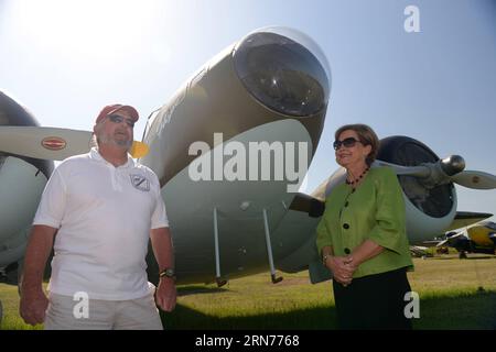 (150821) -- MONROE, 21. August 2015 -- Nell Calloway (R), Direktor des Chennault Aviation and Military Museum und Enkelin des Kommandeurs der Flying Tigers, Generalleutnant Claire Lee Chennault, stellt einen B-25-Bomber vor, der von den Flying Tigers während eines Interviews mit der Xinhua News Agency in Monroe, Louisiana, USA, am 15. Juli 2015 verwendet wird. Das Museum ist das einzige Museum in den USA, das Chennaults Heldentaten und der Geschichte der Flying Tigers gewidmet ist, dem Spitznamen der American Volunteer Group, dem Luftkorps, das zusammen mit den Chinesen gegen die japanische Aggression während des Zweiten Weltkriegs kämpfte. U Stockfoto