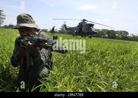 TACHIRA, 21. Aug. 2015 -- Ein Soldat, Der am 21. Aug. 2015 in der Nähe der Grenze zwischen Venezuela und Kolumbien in Boca de Grita, Tachira, Venezuela, steht. Der venezolanische Präsident Nicolas Maduro kündigte die Verlängerung der Schließung der Grenze zu Kolumbien durch San Antonio del Tachira und die Ortschaft Urena an, 52 km von San Cristobal, der Hauptstadt des Staates, bis die beiden Untertanen, die Mitglieder der Streitkräfte überfallen haben, gefangen genommen werden. (Da) VENEZUELA-TACHIRA-COLOMBIA-MILITARY-BORDER STR PUBLICATIONxNOTxINxCHN Tachira 21. August 2015 eine Soldatenwache in der Nähe der Grenze zwischen Venezuela und C Stockfoto