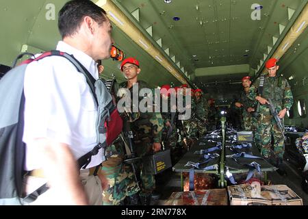 TACHIRA, 21. August 2015 -- Elemente der Nationalen Bolivarischen Garde (GNB), warten auf den Abstieg von einem Trägerflugzeug der venezolanischen Luftwaffe, nahe der Grenze zwischen Venezuela und Kolumbien, in La Fria, Staat Tachira, Venezuela, am 21. August, 2015. der venezolanische Präsident Nicolas Maduro kündigte die Verlängerung der Schließung der Grenze zu Kolumbien durch San Antonio del Tachira und den Ort Urena an, 52 km von San Cristobal, der Hauptstadt des Staates, bis die beiden Untertanen, die Mitglieder der Streitkräfte überfallen haben, gefangen genommen werden. ) (DA) VENEZUELA-TACHIRA-KOLUMBIEN-MILITÄRGRENZE STR PUBLICAT Stockfoto