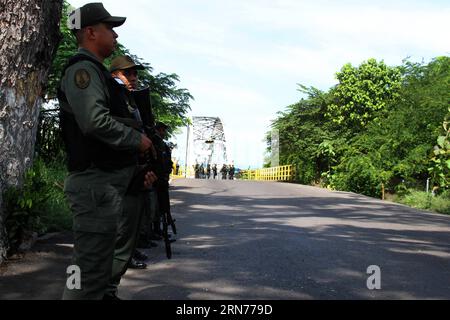 TACHIRA, 21. Aug. 2015 -- Ein Soldat, Der am 21. Aug. 2015 in der Nähe der Grenze zwischen Venezuela und Kolumbien in Boca de Grita, Tachira, Venezuela, steht. Der venezolanische Präsident Nicolas Maduro kündigte die Verlängerung der Schließung der Grenze zu Kolumbien durch San Antonio del Tachira und die Ortschaft Urena an, 52 km von San Cristobal, der Hauptstadt des Staates, bis die beiden Untertanen, die Mitglieder der Streitkräfte überfallen haben, gefangen genommen werden. (Da) VENEZUELA-TACHIRA-COLOMBIA-MILITARY-BORDER STR PUBLICATIONxNOTxINxCHN Tachira 21. August 2015 eine Soldatenwache in der Nähe der Grenze zwischen Venezuela und C Stockfoto