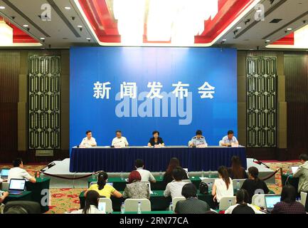 (150822) -- TIANJIN, 22. August 2015 -- die 13. Pressekonferenz der massiven Lagerexplosionen findet in Tianjin, Nordchina, 22. August 2015 statt. Die Zahl der Todesopfer bei einer Lagerhausexplosion in Tianjin ist auf 121 gestiegen, darunter 67 Feuerwehrleute und sieben Polizisten, sagten die Behörden auf einer Pressekonferenz am Samstag. )(wjq) CHINA-TIANJIN-EXPLOSION-PRESS CONFERENCE (CN) ChenxYichen PUBLICATIONxNOTxINxCHN 150822 Tianjin 22. Aug 2015 die 13. Pressekonferenz der massiven Lagerexplosionen ist ein Held in Tianjin Nordchina 22. Aug 2015 die Zahl der Todesopfer durch eine Lagerexplosion in Tianjin ist auf 12 gestiegen Stockfoto