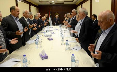Der palästinensische Präsident Mahmud Abbas(C) nimmt am 22. August 2015 an der Sitzung des Exekutivkomitees der Palästinensischen Befreiungsorganisation (PLO) in Ramallah Teil. Der palästinensische Präsident Mahmoud Abbas, Vorsitzender der Palästinensischen Befreiungsorganisation (PLO) und neun PLO-Vorstandsmitglieder traten zurück, sagte ein hochrangiger Beamter am Samstag. MIDEAST-RAMALLAH-ABBAS-PLO-RESIGNED Pool PUBLICATIONxNOTxINxCHN der PALÄSTINENSISCHE Präsident Mahmoud Abbas C nimmt AM 22. August 2015 an der Sitzung des Exekutivkomitees der PLO S der PALÄSTINENSISCHEN Befreiungsorganisation in Ramallah Teil Stockfoto