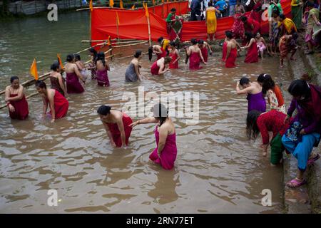 (150822) -- LALITPUR, 22. August 2015 -- Nepalesische Devotees nehmen heilige Tauchgänge im Godavari-Teich ein, bevor sie das Idol von Lord Shiva während der Godavari-Puschkaram-Mela in Godavari in Lalitpur, Nepal, am 22. August 2015 verehren. Godavari Pushkaram ist ein Festival, das alle 12 Jahre auf dem Fluss Godavari stattfindet. (Djj) NEPAL-LALITPUR-FESTIVAL-PUSHKARAM PratapxThapa PUBLICATIONxNOTxINxCHN 150822 Lalitpur 22. August 2015 nepalesische Devotees nehmen Heilige Dips im Godavari-Teich, bevor sie das Idol VON Lord Shiva während des Godavari Mela in Godavari in LALITPUR AM 22. August 2015 anbeten Stockfoto