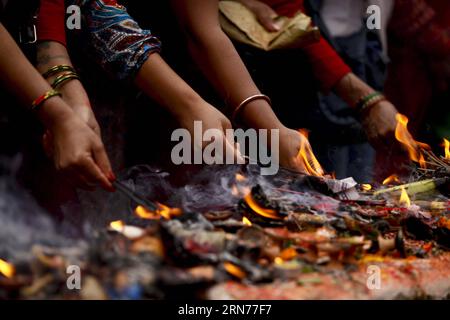 (150822) -- LALITPUR, 22. August 2015 -- Nepalesische Devotees verbrennen Weihrauch und beten während der Godavari-Puschkaram-Mela in Godavari in Lalitpur, Nepal, 22. August 2015. Godavari Pushkaram ist ein Festival, das alle 12 Jahre auf dem Fluss Godavari stattfindet. (Djj) NEPAL-LALITPUR-FESTIVAL-PUSHKARAM PratapxThapa PUBLICATIONxNOTxINxCHN 150822 Lalitpur 22. August 2015 nepalesische Anhänger verbrennen Weihrauch und beten während der Godavari Mela in Godavari in Lalitpur Nepal 22. August 2015 Godavari IST ein Festival-Held AUF dem Godaiitipur-Piitipur-Festival in Nepal, das alle 12 Jahre Pitidschidschidschidschidschidnipu-Pipu-Pipu-Pipu-Pipu-Pipu Stockfoto