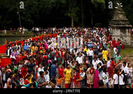 (150822) -- LALITPUR, 22. August 2015 -- Nepalesische Devotees versammeln sich, um während der Godavari-Puschkaram-Mela in Godavari in Lalitpur, Nepal, am 22. August 2015 zu beten. Godavari Pushkaram ist ein Festival, das alle 12 Jahre auf dem Fluss Godavari stattfindet. (Djj) NEPAL-LALITPUR-FESTIVAL-PUSHKARAM PratapxThapa PUBLICATIONxNOTxINxCHN 150822 Lalitpur 22. August 2015 Nepalesische Devotees treffen sich, um während der Godavari Mela in Godavari in Lalitpur Nepal AM 22. August 2015 zu beten Godavari IST ein Festival NOHeld AUF Godavari dxINipur in Nepal PATichitpur in Nepal Stockfoto