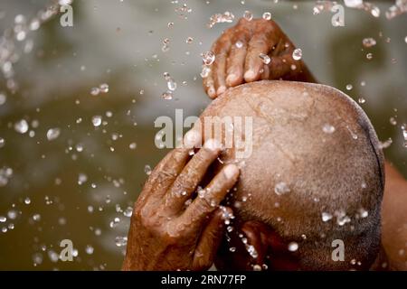 (150822) -- LALITPUR, 22. August 2015 -- Ein nepalesischer Devotee nimmt Ein heiliges Bad im Godavari-Teich, bevor er das Idol des Fürsten Shiva während der Godavari-Puschkaram-Mela in Godavari in Lalitpur, Nepal, am 22. August 2015 anbetet. Godavari Pushkaram ist ein Festival, das alle 12 Jahre auf dem Fluss Godavari stattfindet. (Djj) NEPAL-LALITPUR-FESTIVAL-PUSHKARAM PratapxThapa PUBLICATIONxNOTxINxCHN 150822 Lalitpur 22. Aug 2015 ein nepalesischer Devotee nimmt ein heiliges Bad im Godavari-Teich, bevor er das Idol von Lord Shiva während des Godavari Mela in Godavari in Lalitpur AM 22. Aug 2015 anbetet Stockfoto