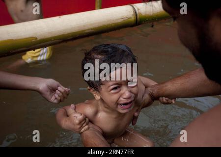 (150822) -- LALITPUR, 22. August 2015 -- Ein Kind schreit, als es im Godavari-Teich Ein heiliges Bad nimmt, bevor es das Idol des Fürsten Shiva während der Godavari Pushkaram mela in Godavari in Lalitpur, Nepal, am 22. August 2015 anbetet. Godavari Pushkaram ist ein Festival, das alle 12 Jahre auf dem Fluss Godavari stattfindet. (Djj) NEPAL-LALITPUR-FESTIVAL-PUSHKARAM PratapxThapa PUBLICATIONxNOTxINxCHN 150822 Lalitpur 22. August 2015 ein Kind ruft, als es im Godavari-Teich ein heiliges Bad nimmt, bevor es das Idol von Lord Shiva während der Godavari Mela in Godavari in Lalitpur Nepal AM 22. August 2015 anbetet Stockfoto