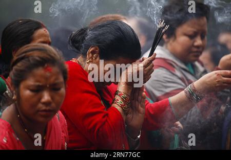 (150822) -- LALITPUR, 22. August 2015 -- Nepalesische Devotees verbrennen Weihrauch und beten während der Godavari-Puschkaram-Mela in Godavari in Lalitpur, Nepal, 22. August 2015. Godavari Pushkaram ist ein Festival, das alle 12 Jahre auf dem Fluss Godavari stattfindet. (Djj) NEPAL-LALITPUR-FESTIVAL-PUSHKARAM PratapxThapa PUBLICATIONxNOTxINxCHN 150822 Lalitpur 22. August 2015 nepalesische Anhänger verbrennen Weihrauch und beten während der Godavari Mela in Godavari in Lalitpur Nepal 22. August 2015 Godavari IST ein Festival-Held AUF dem Godaiitipur-Piitipur-Festival in Nepal, das alle 12 Jahre Pitidschidschidschidschidschidnipu-Pipu-Pipu-Pipu-Pipu-Pipu Stockfoto