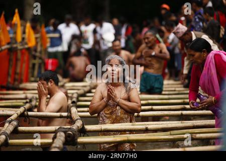 (150822) -- LALITPUR, 22. August 2015 -- Nepalesische Gläubige beten während der Godavari Pushkaram mela in Godavari in Lalitpur, Nepal, 22. August 2015. Godavari Pushkaram ist ein Festival, das alle 12 Jahre auf dem Fluss Godavari stattfindet. (Djj) NEPAL-LALITPUR-FESTIVAL-PUSHKARAM PratapxThapa PUBLICATIONxNOTxINxCHN 150822 Lalitpur 22. Aug 2015 Nepalesische Devotees beten während der Godavari Mela in Godavari in Lalitpur Nepal 22. Aug 2015 Godavari IST ein Festival-Held AUF DEM Godavari-Fluss TATJIPIONCHATJI in Nepal einmal alle 12 Jahre in PIONBLATJI Stockfoto