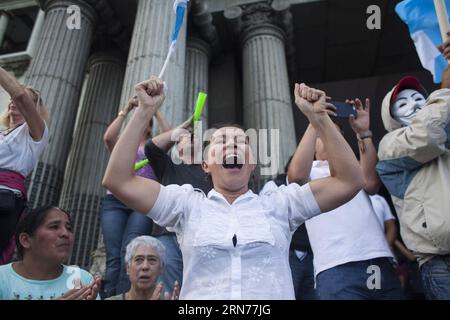 Die Demonstranten nehmen am 22. August 2015 an einem Protest gegen die Regierung in Guatemala City, der Hauptstadt Guatemalas, Teil. Laut der lokalen Presse protestierten die Einwohner am Samstag gegen Korruption und forderten den Rücktritt des guatemaltekischen Präsidenten Otto Perez Molina. Luis Echeverria) (dzl) GUATEMALA-GUATEMALA-STADT-PROTEST e LuisxEcheverria PUBLICATIONxNOTxINxCHN Demonstrant Nehmen Sie AM Anti-Regierungs-Protest in Guatemala-Stadt Hauptstadt Guatemala AM 22. August 2015 nach lokalen Presse Bürger protestierten AM Samstag gegen Korruption und auf die Forderung des Rücktritts von Guatemala Presi Stockfoto