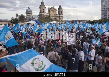 Die Demonstranten nehmen am 22. August 2015 an einem Protest gegen die Regierung in Guatemala City, der Hauptstadt Guatemalas, Teil. Laut der lokalen Presse protestierten die Einwohner am Samstag gegen Korruption und forderten den Rücktritt des guatemaltekischen Präsidenten Otto Perez Molina. Luis Echeverria) (dzl) GUATEMALA-GUATEMALA-STADT-PROTEST e LuisxEcheverria PUBLICATIONxNOTxINxCHN Demonstrant Nehmen Sie AM Anti-Regierungs-Protest in Guatemala-Stadt Hauptstadt Guatemala AM 22. August 2015 nach lokalen Presse Bürger protestierten AM Samstag gegen Korruption und auf die Forderung des Rücktritts von Guatemala Presi Stockfoto