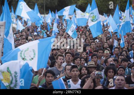 Die Demonstranten nehmen am 22. August 2015 an einem Protest gegen die Regierung in Guatemala City, der Hauptstadt Guatemalas, Teil. Laut der lokalen Presse protestierten die Einwohner am Samstag gegen Korruption und forderten den Rücktritt des guatemaltekischen Präsidenten Otto Perez Molina. Luis Echeverria) (dzl) GUATEMALA-GUATEMALA-STADT-PROTEST e LuisxEcheverria PUBLICATIONxNOTxINxCHN Demonstrant Nehmen Sie AM Anti-Regierungs-Protest in Guatemala-Stadt Hauptstadt Guatemala AM 22. August 2015 nach lokalen Presse Bürger protestierten AM Samstag gegen Korruption und auf die Forderung des Rücktritts von Guatemala Presi Stockfoto