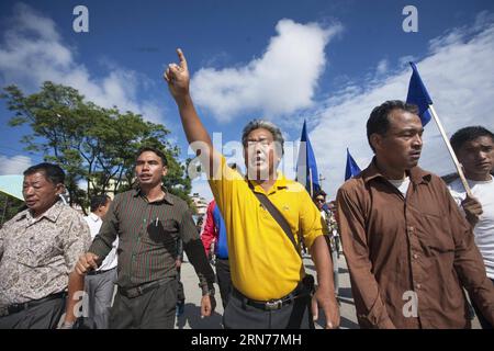 Die Demonstranten schreien Parolen, während sie auf einer Straße während eines Generalstreiks der Nepal Indigenous Federation of Indigenous Nationalities (NEFIN) in Kathmandu, Nepal, am 23. August 2015 marschieren. Mindestens 17 Demonstranten wurden am Sonntag von der nepalesischen Polizei verhaftet, weil sie Fahrzeuge in einem landesweiten Streik gegen die geplante Verwaltungsreform im Himalaya-Land angegriffen hatten. NEPAL-KATHMANDU-NEFIN-GENERALSTREIK PratapxThapa PUBLICATIONxNOTxINxCHN-Demonstranten schreien Parolen, während sie während eines Generalstreiks, der von der Nepal Indigenous Federation of Indigenous Nationalities in Kathmand organisiert wird, AUF einer Straße marschieren Stockfoto