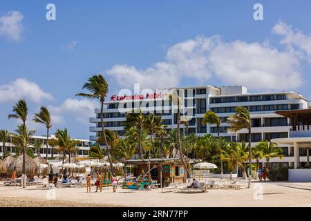 Wunderschöner Blick auf den privaten Sandstrand mit Corendon Hotel auf Curacao Insel im Hintergrund. Willemstad. Curacao. Stockfoto