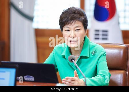 (150824) -- SEOUL, 24. August 2015 -- der südkoreanische Präsident Park Geun-hye spricht während eines Treffens mit hochrangigen Präsidentensekretären in Seoul, der Hauptstadt Südkoreas, am 24. August 2015. Der südkoreanische Präsident Park Geun-hye hat die Demokratische Volksrepublik Korea (DVRK) aufgefordert, sich für angebliche Provokationen zu entschuldigen, da der Notfallkontakt zwischen den beiden Seiten fortgesetzt wird. das Präsidentenbüro sagte Montag.() SÜDKOREA-SEOUL-PARK GEUN-HYE-DVRK XinhuaxPhoto PUBLICATIONxNOTxINxCHN 150824 Seoul 24. August 2015 der südkoreanische Präsident Park Geun Hye spricht während eines Treffens mit der Senior Presidential SE Stockfoto
