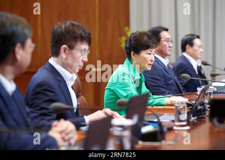 (150824) -- SEOUL, 24. August 2015 -- der südkoreanische Präsident Park Geun-hye (3. L) spricht während eines Treffens mit hochrangigen Präsidentensekretären in Seoul, der Hauptstadt Südkoreas, am 24. August 2015. Der südkoreanische Präsident Park Geun-hye hat die Demokratische Volksrepublik Korea (DVRK) aufgefordert, sich für angebliche Provokationen zu entschuldigen, da der Notfallkontakt zwischen den beiden Seiten fortgesetzt wird. das Präsidentenbüro sagte Montag.() SÜDKOREA-SEOUL-PARK GEUN-HYE-DVRK XinhuaxPhoto PUBLICATIONxNOTxINxCHN 150824 Seoul 24. August 2015 Südkoreanischer Präsident Park Geun Hye 3. l spricht während eines Treffens mit Senior Stockfoto