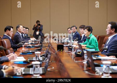 (150824) -- SEOUL, 24. August 2015 -- der südkoreanische Präsident Park Geun-hye (2. R) spricht während eines Treffens mit hochrangigen Präsidentensekretären in Seoul, der Hauptstadt Südkoreas, am 24. August 2015. Der südkoreanische Präsident Park Geun-hye hat die Demokratische Volksrepublik Korea (DVRK) aufgefordert, sich für angebliche Provokationen zu entschuldigen, da der Notfallkontakt zwischen den beiden Seiten fortgesetzt wird. das Präsidentenbüro sagte Montag.() SÜDKOREA-SEOUL-PARK GEUN-HYE-DVRK XinhuaxPhoto PUBLICATIONxNOTxINxCHN 150824 Seoul 24. August 2015 der südkoreanische Präsident Park Geun Hye 2. R. spricht während eines Treffens mit Senior Stockfoto