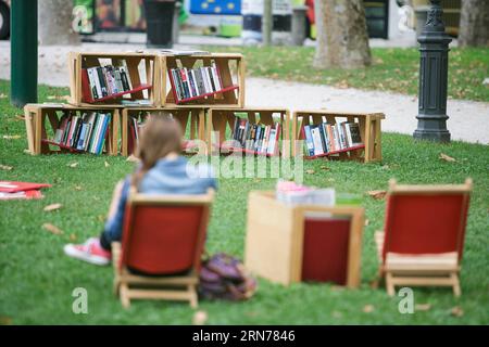 (150824) -- LJUBLJANA, 24. August 2015 -- Bücherregale sind in einer Freiluftbibliothek im Zvezda-Park in Ljubljana, Slowenien, 21. August 2015 zu sehen. Kostenlose Open-Air-Bibliotheken finden Sie an verschiedenen Standorten in Slowenien. ) (Zjy) SLOWENIEN-LJUBLJANA-OPEN-AIR-BIBLIOTHEKEN LukaxDakskobler PUBLICATIONxNOTxINxCHN 150824 Ljubljana 24. August 2015 Bücherregale sind Seen in der Open-Air-Bibliothek im Zvezda-Park in Ljubljana Slowenien 21. August 2015 Freie Open-Air-Bibliotheken sind an verschiedenen Standorten in Slowenien zjy Slowenien Ljubljana Open-Air-Bibliotheken LukaxDakskobler PUBLTxATXION zu finden Stockfoto