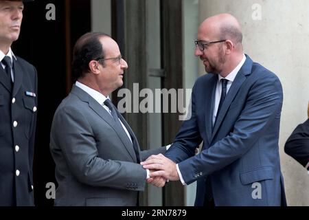 (150824) -- PARIS, 24. August 2015 -- der französische Präsident Francois Hollande (L) begrüßt den belgischen Premierminister Charles Michel bei seiner Ankunft im Elysee-Palast in Paris, Frankreich, am 24. August 2015. Der französische Präsident Francois Hollande überreichte am Montag die höchste Auszeichnung Frankreichs, die Legion d Honneur, an drei US-amerikanische Männer, Alek Skarlatos, Spencer Stone und Anthony Sadler sowie den Briten Chris Norman, die letzte Woche bei der Neutralisierung eines Shooters im Thalys-Hochgeschwindigkeitszug zwischen Amsterdam und Paris geholfen haben. ) (Zjy) FRENCH-PARIS-AWARD-LEGION D HONNEUR AndyxLouis PUBLICATIONxNOTxINxCHN 150824 Paris 24. August 2015 französischer Präsident Stockfoto