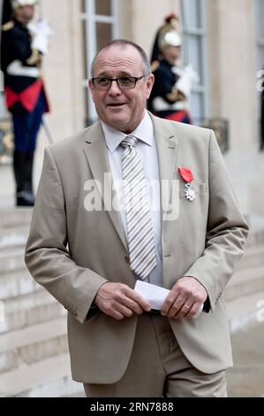 (150824) -- PARIS, 24. August 2015 -- der Brite Chris Norman verlässt den Elysee-Palast in Paris, Frankreich, 24. August 2015. Der französische Präsident Francois Hollande überreichte am Montag die höchste Auszeichnung Frankreichs, die Legion d Honneur, an drei US-amerikanische Männer, Alek Skarlatos, Spencer Stone und Anthony Sadler sowie den Briten Chris Norman, die letzte Woche bei der Neutralisierung eines Shooters im Thalys-Hochgeschwindigkeitszug zwischen Amsterdam und Paris geholfen haben. ) (Zjy) FRENCH-PARIS-AWARD-LEGION D HONNEUR AndyxLouis PUBLICATIONxNOTxINxCHN 150824 Paris 24. August 2015 der Brite Chris Norman verlässt den Elysee-Palast in Paris Frankreich 24. August 2015 französischer Präsident Stockfoto