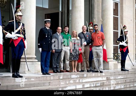 (150824) -- PARIS, 24. August 2015 -- (von 3 L bis 7 L) französischer Präsident Francois Hollande posiert ein Foto mit Alek Skarlatos, US-Botschafter in Frankreich Jane D. Hartley, Spencer Stone und Anthony Sadler am Elysee Palace in Paris, Frankreich, 24. August 2015. Der französische Präsident Francois Hollande verlieh am Montag die höchste Auszeichnung Frankreichs, die Legion d Honneur, an drei US-Männer und den Briten Chris Norman, der letzte Woche bei der Neutralisierung eines Shooters im Thalys-Hochgeschwindigkeitszug zwischen Amsterdam und Paris half. ) (Zjy) FRENCH-PARIS-AWARD-LEGION D HONNEUR AndyxLouis PUBLICATIONxNOTxINxCHN 150824 Paris 24. August 2015 fr Stockfoto