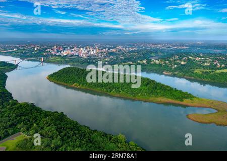 Luftaufnahme der paraguayischen Stadt Ciudad del Este und der Freundschaftsbrücke, die Paraguay und Brasilien über die Grenze über den Parana River verbindet. Stockfoto