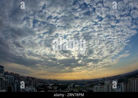 (150826) -- PEKING, 26. August 2015 -- Foto aufgenommen am 26. August 2015 zeigt die Sonnenstrahlen am Morgen in Peking, der Hauptstadt Chinas. ) (Zwx) CHINA-PEKING-SONNENSTRAHLEN AM MORGEN (CN) LixJianbo PUBLICATIONxNOTxINxCHN 150826 Peking Aug 26 2015 Foto aufgenommen AM 26 2015. August zeigt die Sonnenstrahlen AM Morgen in Peking Hauptstadt von China zwx China Peking Sonnenstrahlen am Morgen CN LixJianbo PUBLICATIONxNOTxINxCHN Stockfoto