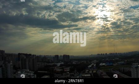 (150826) -- PEKING, 26. August 2015 -- Foto aufgenommen am 26. August 2015 zeigt die Sonnenstrahlen am Morgen in Peking, der Hauptstadt Chinas. ) (Zwx) CHINA-PEKING-SONNENSTRAHLEN AM MORGEN(CN) LixJianbo PUBLICATIONxNOTxINxCHN 150826 Peking Aug 26 2015 Foto aufgenommen AM 26 2015. August zeigt die Sonnenstrahlen AM Morgen in Peking Hauptstadt von China zwx China Peking Sonnenstrahlen am Morgen CN LixJianbo PUBLICATIONxNOTxINxCHN Stockfoto