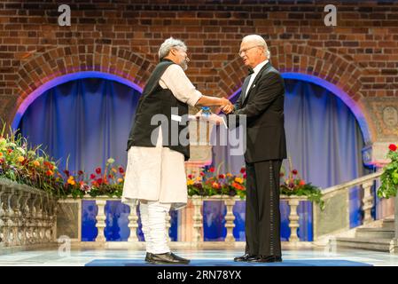 (150826) -- STOCKHOLM, 26. August 2015 -- der schwedische König Carl XVI. Gustaf(R) verleiht am 26. August 2015 Rajendra Singh, Preisträgerin des Stockholmer Wasserpreises 2015 im Stockholmer Rathaus in Stockholm, Schweden, den Preis. Rajendra Singh aus Indien wurde 2015 mit dem Stockholm Water Prize ausgezeichnet, für seine innovativen Bemühungen zur Wasserrestaurierung und für die Verbesserung der Wassersicherheit im ländlichen Indien. SCHWEDEN-STOCKHOLM-2015 STOCKHOLM WASSERPREIS-RAJENDRA SINGH ShixTiansheng PUBLICATIONxNOTxINxCHN 150826 Stockholm Aug 26 2015 der schwedische König Carl XVI Gustaf r verleiht dem Rajendra Singh Preisträger von 2015 Stockholm Water Pri den Preis Stockfoto