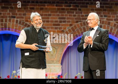 (150826) -- STOCKHOLM, 26. August 2015 -- der schwedische König Carl XVI. Gustaf(R) verleiht am 26. August 2015 Rajendra Singh, Preisträgerin des Stockholmer Wasserpreises 2015 im Stockholmer Rathaus in Stockholm, Schweden, den Preis. Rajendra Singh aus Indien wurde 2015 mit dem Stockholm Water Prize ausgezeichnet, für seine innovativen Bemühungen zur Wasserrestaurierung und für die Verbesserung der Wassersicherheit im ländlichen Indien. SCHWEDEN-STOCKHOLM-2015 STOCKHOLM WASSERPREIS-RAJENDRA SINGH ShixTiansheng PUBLICATIONxNOTxINxCHN 150826 Stockholm Aug 26 2015 der schwedische König Carl XVI Gustaf r verleiht dem Rajendra Singh Preisträger von 2015 Stockholm Water Pri den Preis Stockfoto