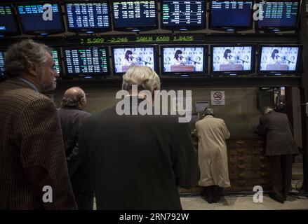 (150827) -- BUENOS AIRES, Stock Agents Watch On überwacht die Rede der argentinischen Präsidentin Cristina Fernandez de Kirchner während einer Jahrestagung zum 161. Jahrestag der Börse von Buenos Aires am 26. August 2015 im Hauptsitz des Unternehmens in der argentinischen Hauptstadt Buenos Aires. ) (fnc) ARGENTINIEN-BUENOS AIRES-POLITICS-FERNANDEZ MARTINxZABALA PUBLICATIONxNOTxINxCHN 150827 Buenos Aires Stick Agents beobachten die Rede der argentinischen Präsidentin Cristina Fernandez de Kirchner während der Jahrestagung zum 161. Jahrestag der Buenos Aires Stick Exchange Stockfoto