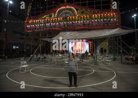 (150827) -- Hong Kong, 27. August 2015 -- Menschen versammeln sich anlässlich des Geisterfestivals im Sai Wan im südchinesischen Hongkong, 22. August 2015. In der chinesischen Kultur wird der 15. Tag des siebten Monats im Mondkalender Ghost Day oder Ghost Festival genannt und der siebte Monat wird als Ghost Month betrachtet. Im Buddhismus wird der Geistertag auch Ullambana (Yu Lan oder Yu Lan Pen in Pinyin) genannt. In Hongkong wurde der Ullambana-Brauch vor etwa 100 Jahren von Chaozhou (Chiu Chow auf Kantonesisch) eingeführt. Sie feiern immer noch das Ullambana Festival in Übereinstimmung mit ihrem Hausgebrauch, indem sie die verehren Stockfoto