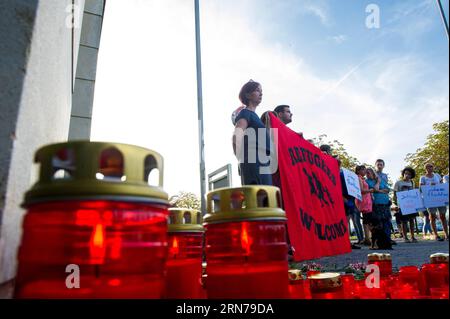 AKTUELLE ZEITGESCHEHEN Tote Flüchtlinge in Schlepperfahrzeug in Österreich am 27. August 2015 halten die Bürger ein Banner mit der Aufschrift: Flüchtlinge begrüßen sich vor der Polizeiwache in Eisenstadt, Österreich. Ein LKW mit ungarischen Kennzeichen, der am frühen Donnerstagmorgen an der Autobahn nach Wien geparkt war, wurde entdeckt, dass Dutzende von Leichen darin waren, sagte die österreichische Polizei am Donnerstag. AUSTRIA-EISENSTADT-TOTE LEICHE-GEFUNDEN QianxYi PUBLICATIONxNOTxINxCHN News aktuelle Ereignisse Todesfälle Flüchtlinge in Österreich Lokale Bürger Halten ein Banner lesen Flüchtlinge Willkommen vor der Polizei Statio Stockfoto