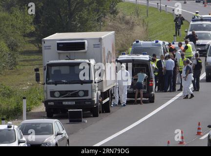 AKTUELLE ZEITGESCHEHEN tote Flüchtlinge in Schlepperfahrzeug in Österreich Ermittler sind um den Lkw herum zu sehen, in dem am 27. August 2015 Dutzende von Leichen an der Autobahn nach Wien bei Parndorf in Österreich gefunden wurden. Ein LKW mit ungarischen Kennzeichen, der am frühen Donnerstagmorgen an der Autobahn nach Wien geparkt war, wurde entdeckt, dass Dutzende von Leichen darin waren, sagte die österreichische Polizei am Donnerstag. () AUSTRIA-PARNDORF-DEAD-FOUND Xinhua PUBLICATIONxNOTxINxCHN News aktuelle Ereignisse Todesfälle Flüchtlinge in Österreich Ermittler sind Seen rund um den LKW in dem D Stockfoto